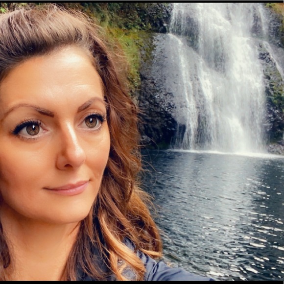 Meet your Posher, Joanie - Picture 2 of 9